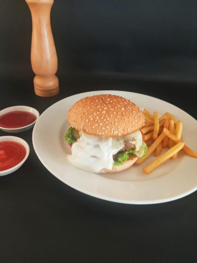 Bess Mansion Hotel Surabaya Wonotjolo Dış mekan fotoğraf